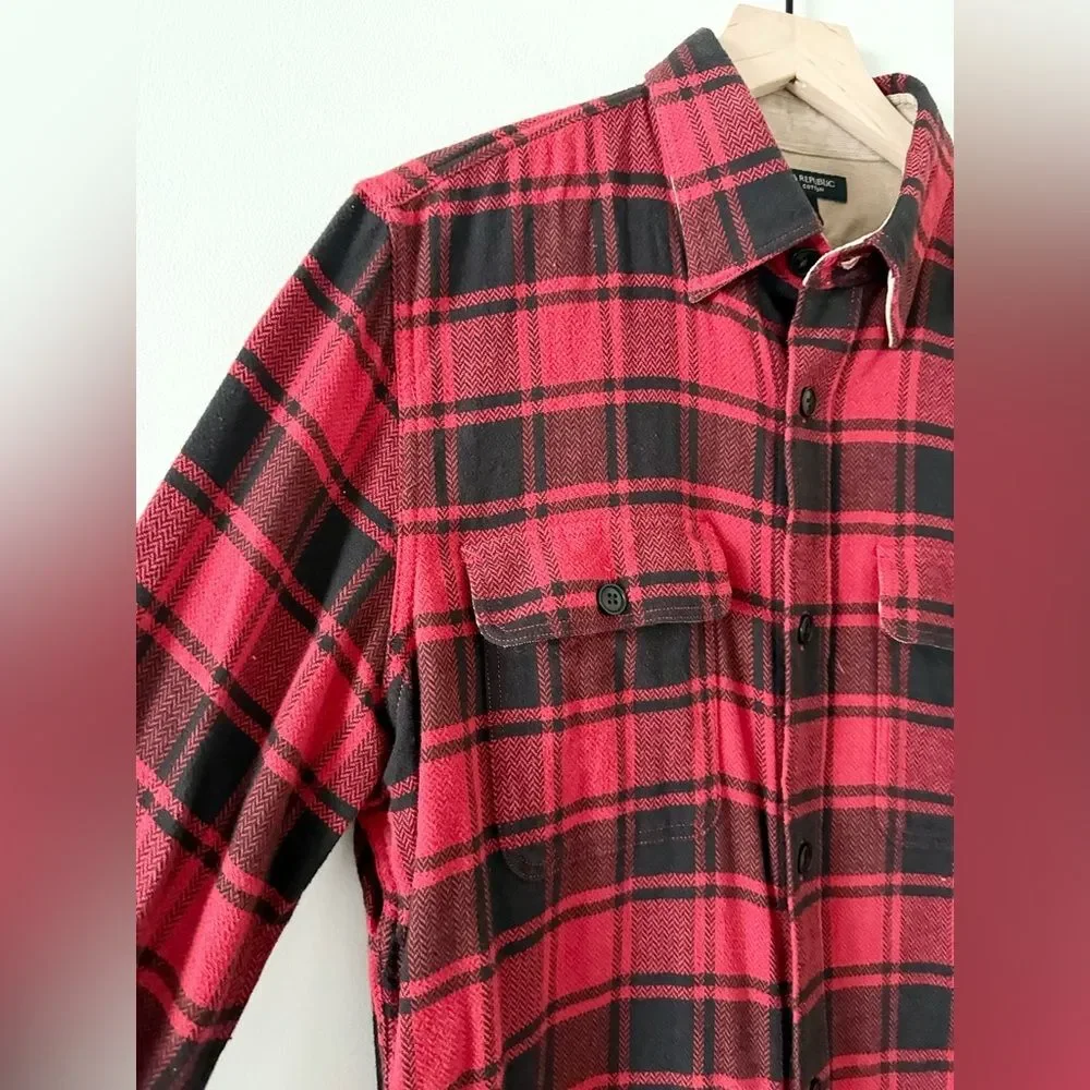 Banana Republic Organic Cotton Flannel Button Down in Red & Black Plaid - Size M